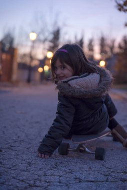 Gün batımında kaykay ile oynamak