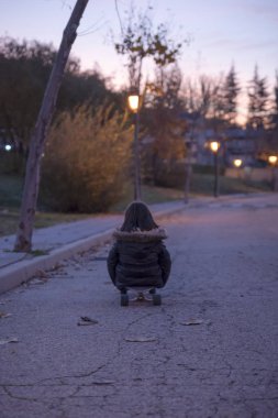 Gün batımında kaykay ile oynamak