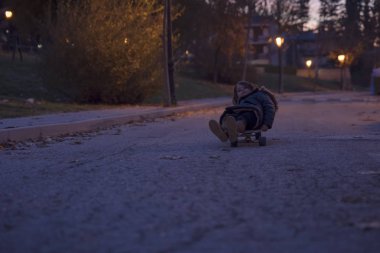 Gün batımında kaykay ile oynamak
