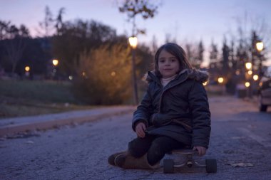 Gün batımında kaykay ile oynamak