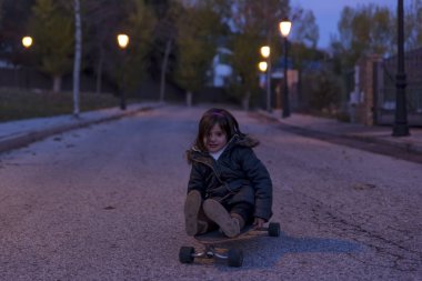 Gün batımında kaykay ile oynamak