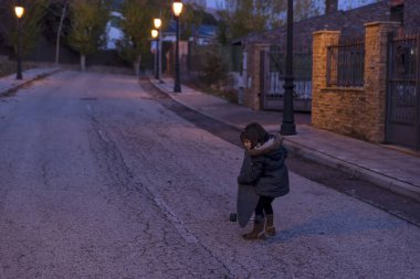Gün batımında kaykay ile oynamak