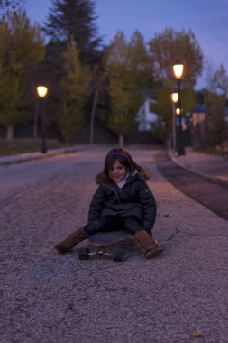 Gün batımında kaykay ile oynamak