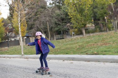 Gün batımında kaykay ile oynamak