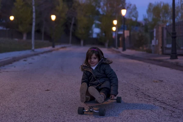 Gün batımında kaykay ile oynamak