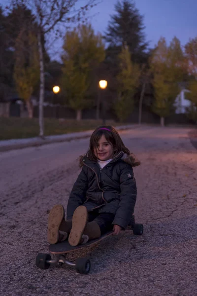 Gün batımında kaykay ile oynamak