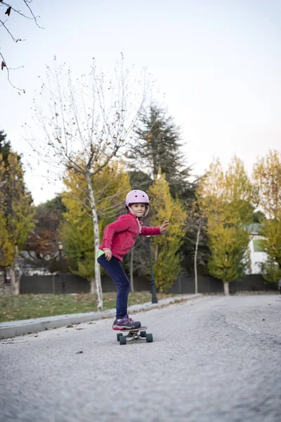 Παίζοντας με το skateboard στο ηλιοβασίλεμα — Φωτογραφία Αρχείου