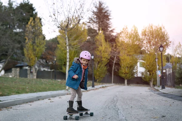 Brincando com o skate ao pôr do sol — Fotografia de Stock