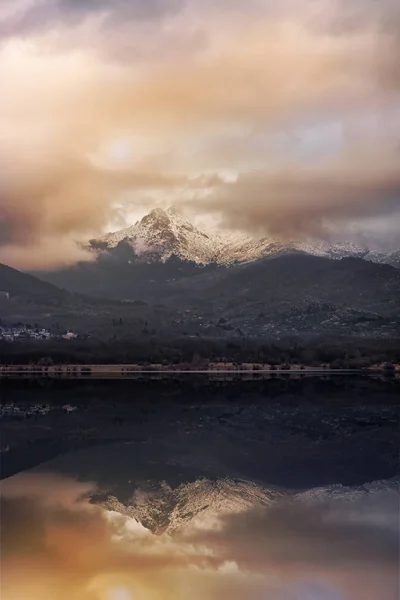 用反射的雪山湖上的日落 — 图库照片