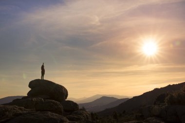 Günbatımı dağın zirvesinde oynayan kızlar