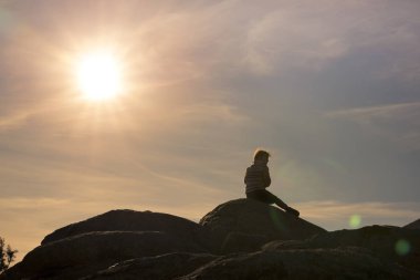Günbatımı dağın zirvesinde oynayan kızlar