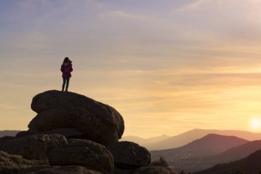 Günbatımı dağın zirvesinde oynayan kızlar