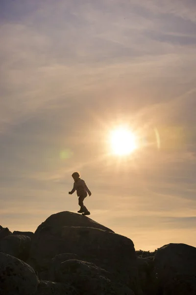 Les filles jouent au coucher du soleil sur le sommet de la montagne — Photo