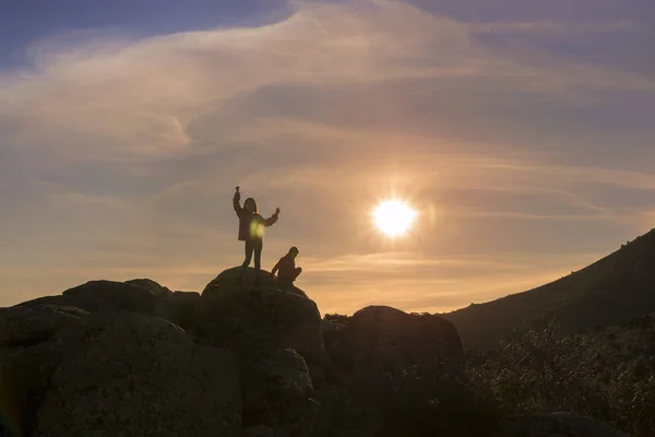 Chicas jugando al atardecer en la cima de la montaña — Foto de Stock