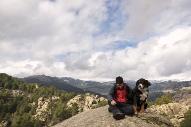 Adam ve onun hayvan aittir dağ con üstündeki kaya