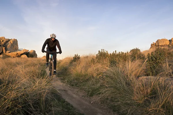 Gün batımında dağda bisikletçi — Stok fotoğraf