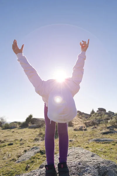 Menina gosta e brinca à luz do sol na colina — Fotografia de Stock