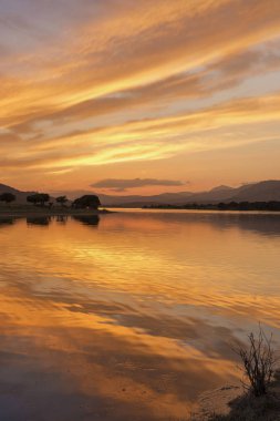 Harika bir gün batımı göl yansımalar