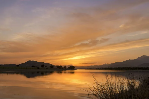 Reflektioner på sjön i en fantastisk solnedgång — Stockfoto