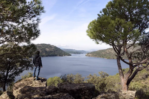 Man contemplates from the top the dam of San juan, Madrid, Spain — Stock Photo, Image