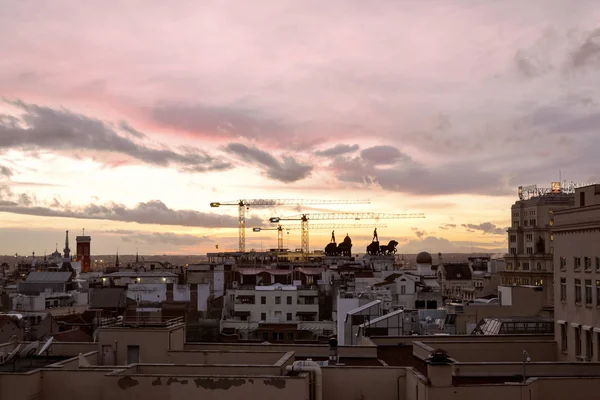 Beeld van de skyline van Madrid, Spanje tijdens zonsondergang. — Stockfoto