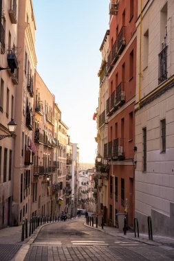 Yalak günbatımında Madrid şehir merkezine yürüme. İspanya