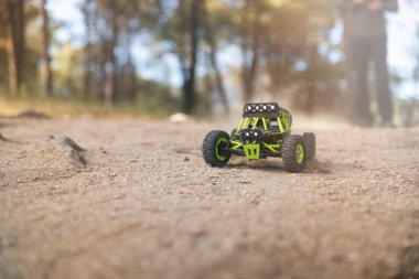 Radyo kumandalı araba kum üzerinde. Yarışta.