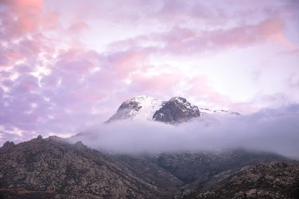 Zonsondergang over de rokerige wolken berg — Gratis stockfoto