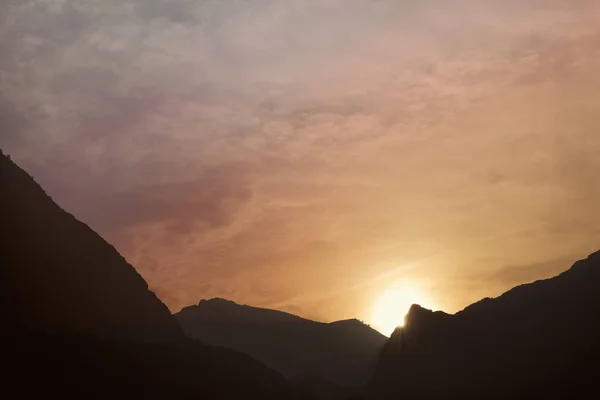 Silhouette delle colline montane al tramonto. cascata di montagna — Foto Stock