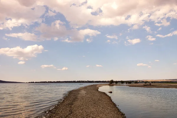 在湖面上关于美丽的夏天日落黄沙路 — 图库照片
