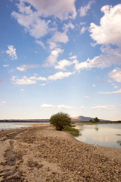 Sand road över sjön på en vacker sommar solnedgång — Stockfoto