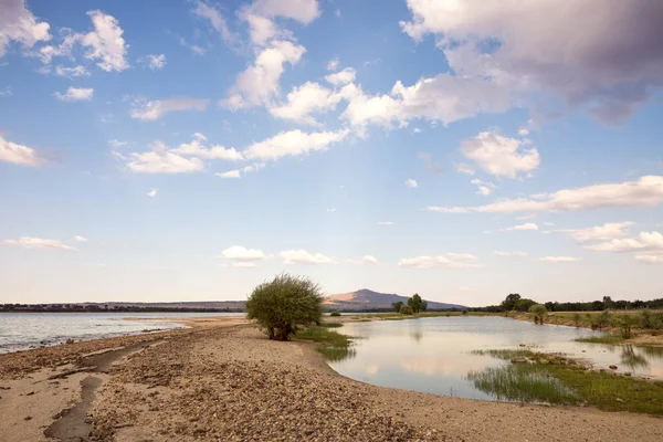 Sand road över sjön på en vacker sommar solnedgång — Stockfoto