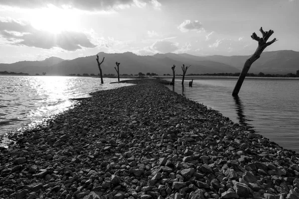 Gizem yol boyunca bir göl. Siyah ve beyaz — Stok fotoğraf