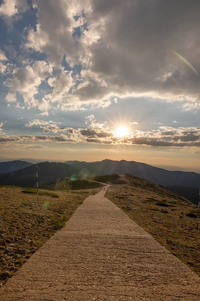 Turistů chůzi na hoře při západu slunce ve městě Navacerrada, Madrid. S — Stock fotografie