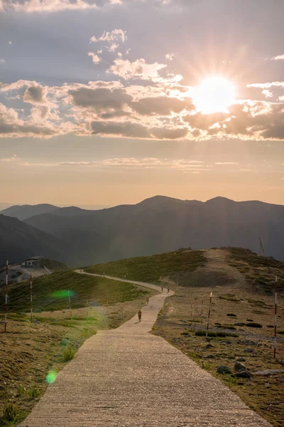 Wandelaars lopen op een berg bij zonsondergang in Navacerrada, Madrid. S — Stockfoto