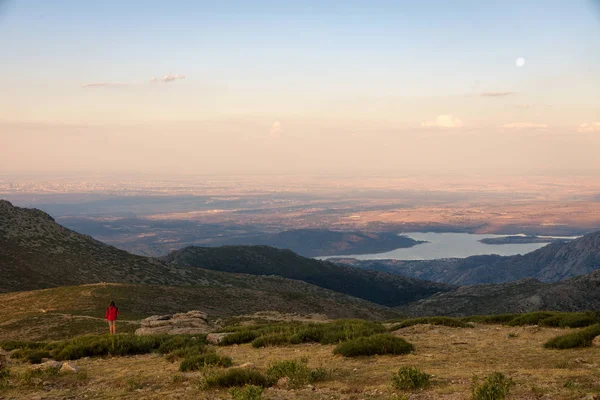 Fata alpinist contemplă din vârful muntelui un uimitor — Fotografie de stoc gratuită