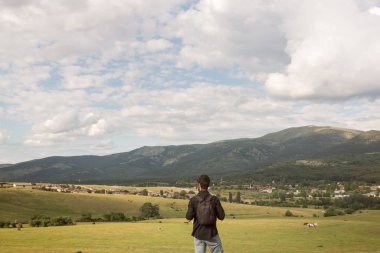 Dağ manzarası ile uzun yürüyüşe çıkan kimse backgr karşı bir sırt çantası ile