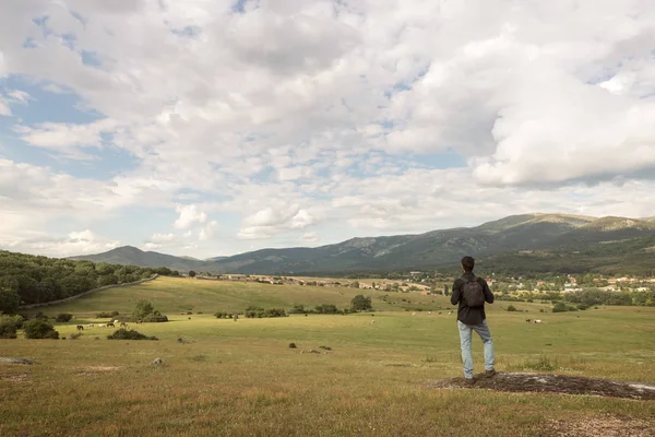 Paisagem de montanha com caminhante com uma mochila contra o backgr — Fotografia de Stock