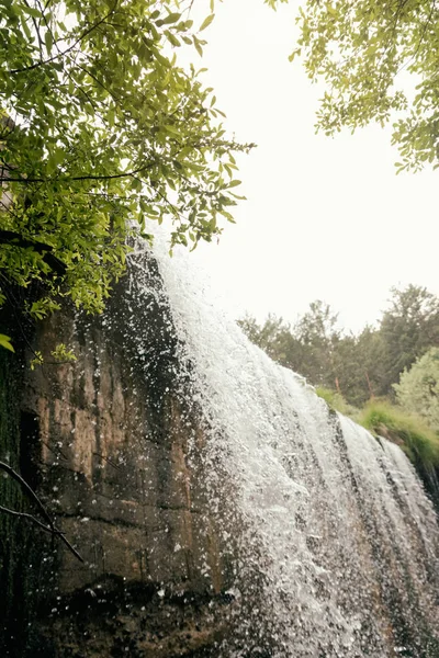 Cachoeira em lago de montanha e parque verde em Rascafria, Madrid . — Fotografia de Stock
