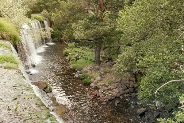 Cachoeira em lago de montanha e parque verde em Rascafria, Madrid . — Fotografia de Stock