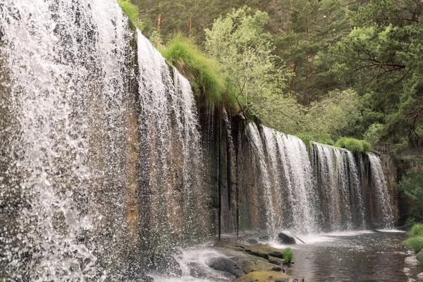 Cachoeira em lago de montanha e parque verde em Rascafria, Madrid . — Fotografia de Stock