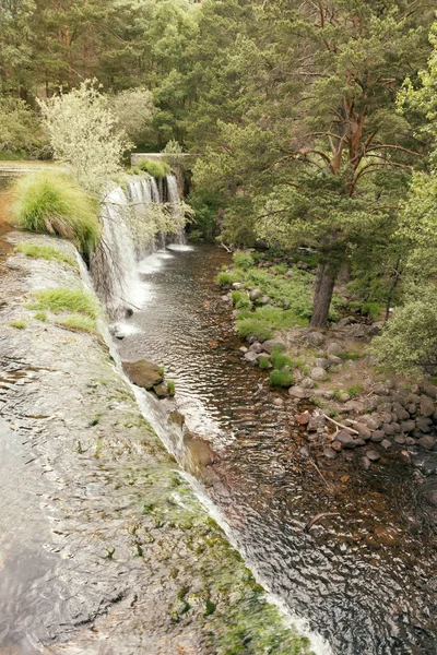 Cachoeira em lago de montanha e parque verde em Rascafria, Madrid . — Fotografia de Stock