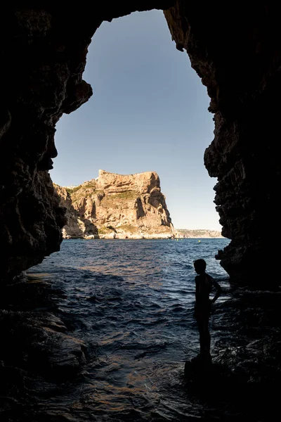 Siluet su dalış bir adam, bir mağara görüntülemek