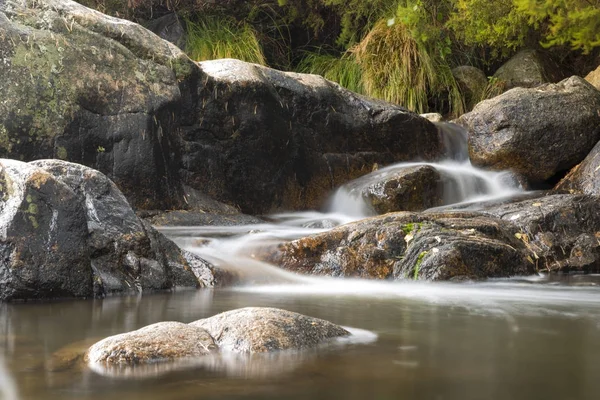 Cachoeira no rio da montanha no outono. Longa exposição tiro . — Fotografia de Stock