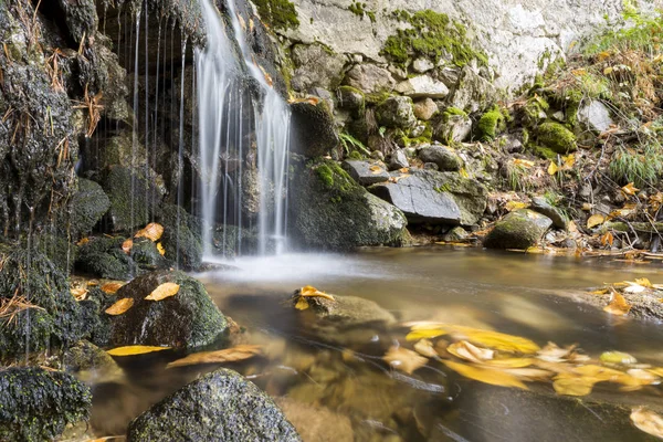 Vattenfall på mountain river i höst. Lång exponering skott. — Stockfoto