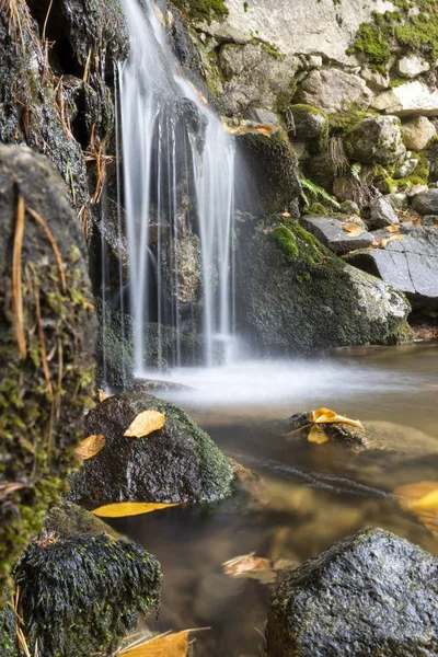 Vodopád na řece hory na podzim. Dlouhá expozice zastřelil. — Stock fotografie