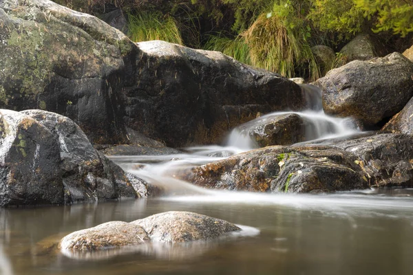 Vattenfall på mountain river i höst. Lång exponering skott. Stockfoto