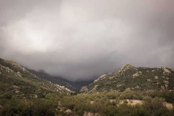 Paysage de montagne et ciel nuageux. Images De Stock Libres De Droits