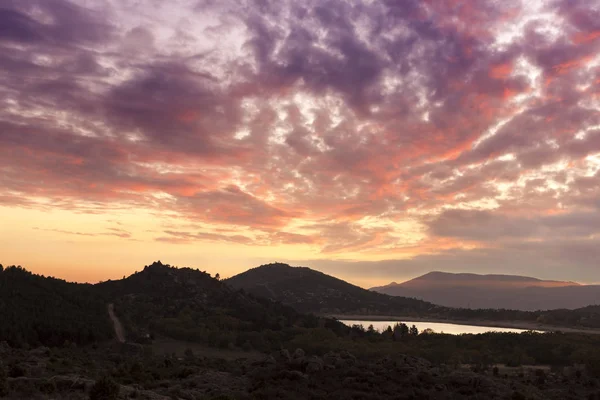 Jezero Navacerrada mezi horami vyfotografován v am — Stock fotografie