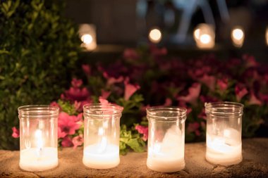 Köy meydanında büyük bir kutlama sırasında mumlar yaktı 